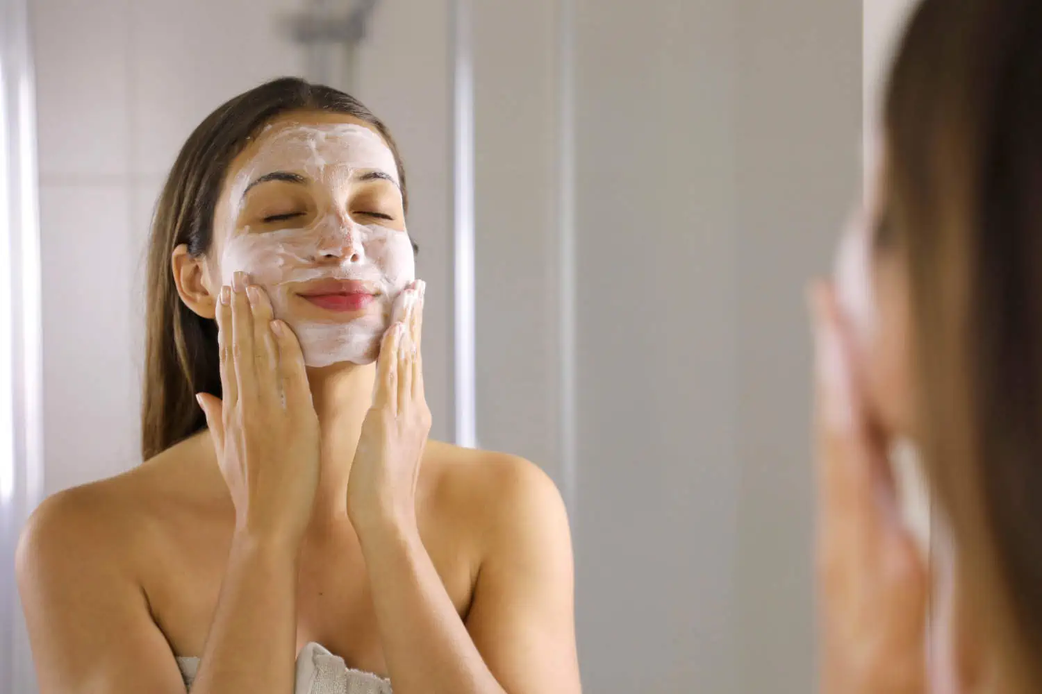 Mujer utilizando un peeling enzimático para exfoliar la piel