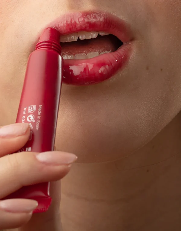 Bálsamo labial SPF+, antiarrugas y efecto volumen. Sabor cereza. - Imagen 3